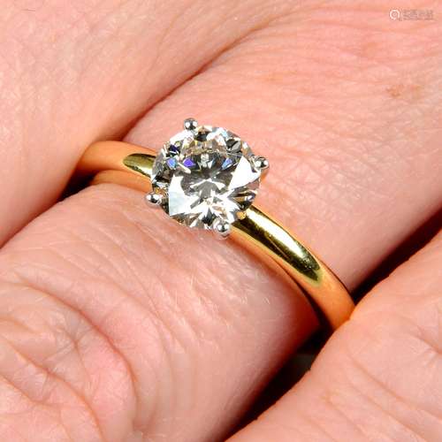 A brilliant-cut diamond single-stone ring.Diamond weight 1.0...