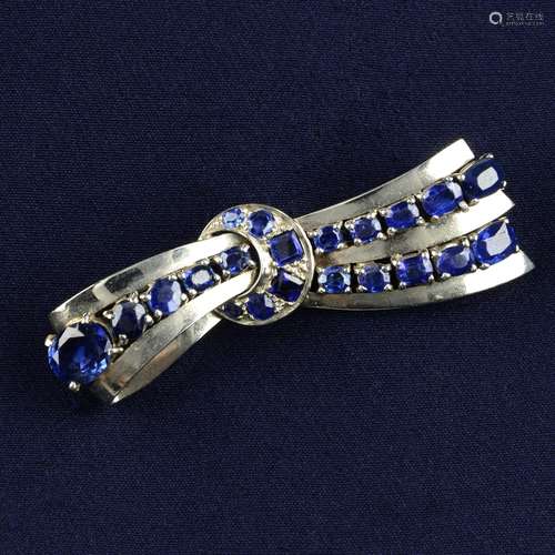 A 1940s gold sapphire bow brooch.Principal sapphire calculat...