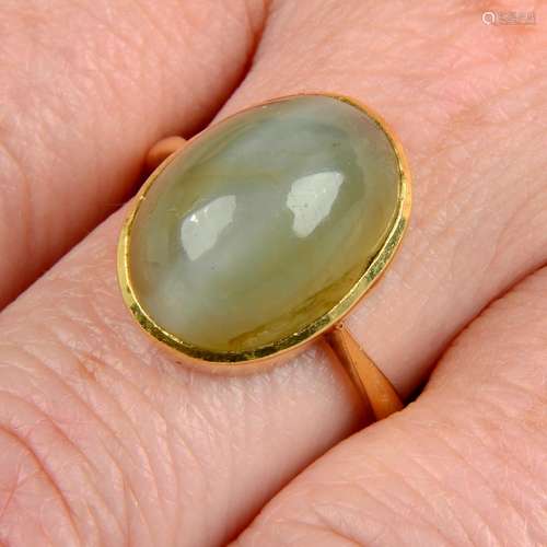 An early 20th century 15ct gold cat's-eye chrysoberyl ring.C...