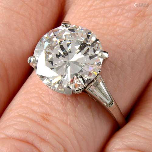 A brilliant-cut diamond single-stone ring,