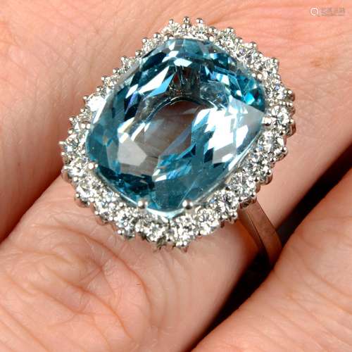 An aquamarine and diamond cluster ring.Aquamarine weight 10....