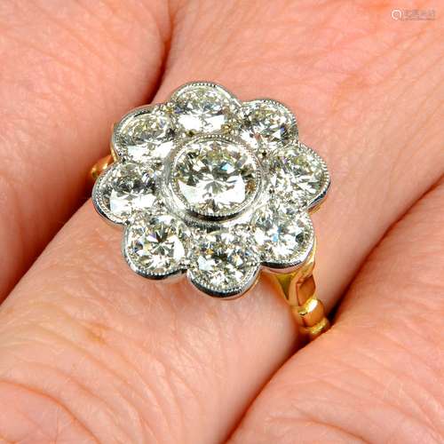 A brilliant-cut diamond cluster ring.Estimated total diamond...