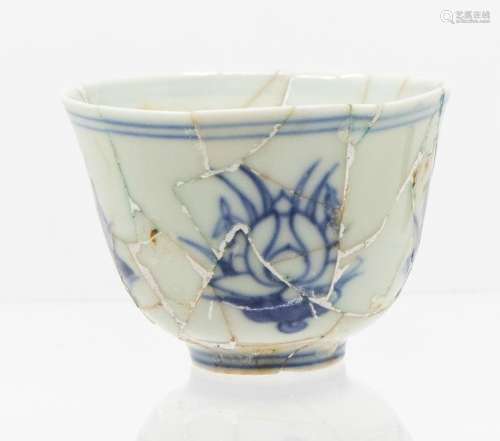 A Chinese blue and white ‘lotus’ cup, the gently rounded sid...