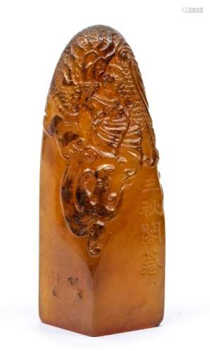 A tianhuang seal, the top of the seal carved with two dragon...