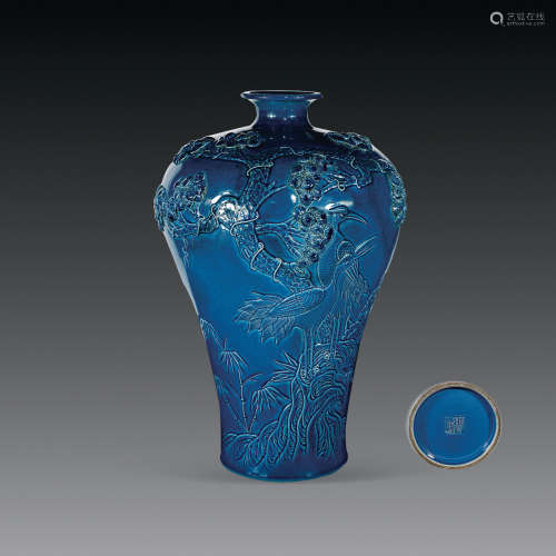 清 孔雀蓝雕瓷梅瓶
