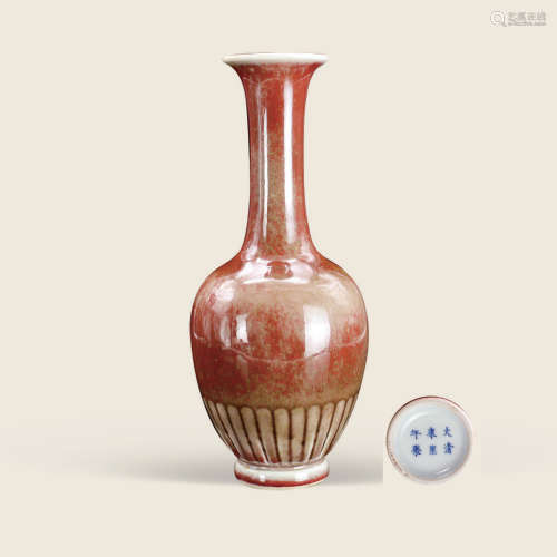 清 豇豆红釉菊瓣纹瓶