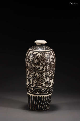 A Cizhou Kiln Carved Flower Pattern Porcelain Vase