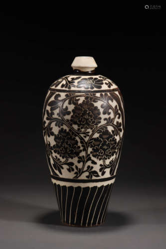 A Cizhou Kiln Carved Flower Pattern Porcelain Vase