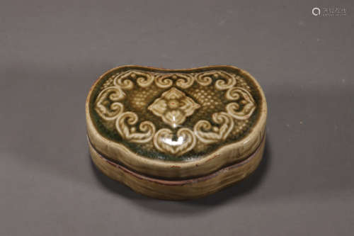 A Yue Ware Porcelain Powder Box