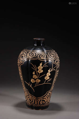 A Jizhou Kiln Carved Flower Pattern Porcelain Plum Vase