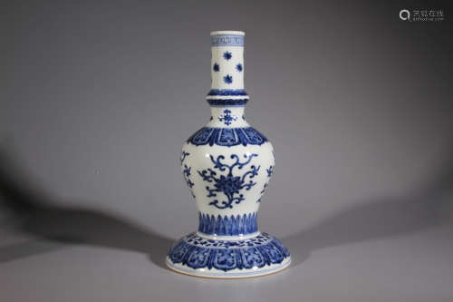 A Blue And White Leaf Pattern Porcelian Vase