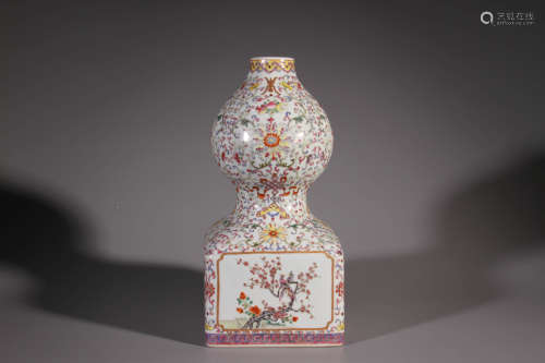 A Famille Rose Flower Pattern Porcelain Gourd Shape Vase