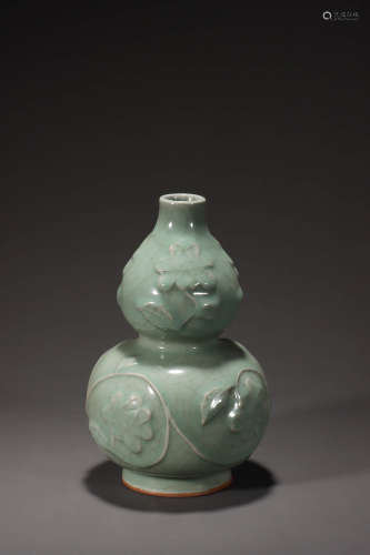 A Longquan Ware Gourd Shape Porcelain Vase