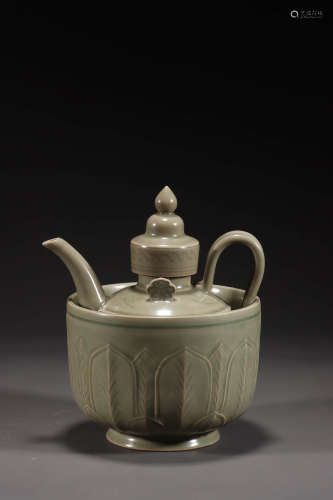 A Yue Ware Grey Glazed Porcelain Pot