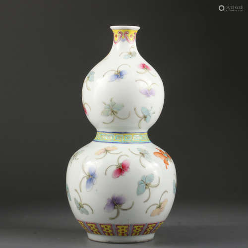 A FAMILLE-ROSE VASE,QING DYNASTY