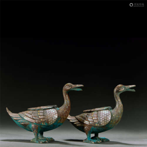 A PAIR OF GOLD AND SILVER-INLAID BRONZE DUCKS,WARRING STATES...