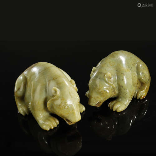 A PAIR OF CELADON AND RUSSET JADE CARVED BEARS,WARRING STATE...