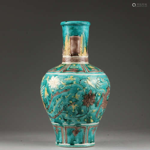 MING DYNASTY,RED AND GREEN-GLAZED VASE
