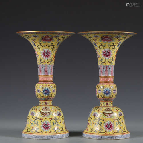 A PAIR OF FAMILLE-ROSE VASES,QING DYNASTY