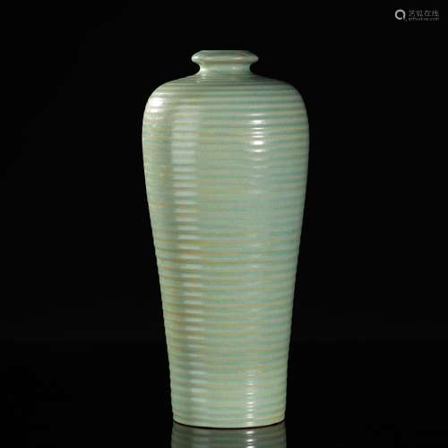 CELADON-GLAZED PORCELAIN VASE,SONG DYNASTY