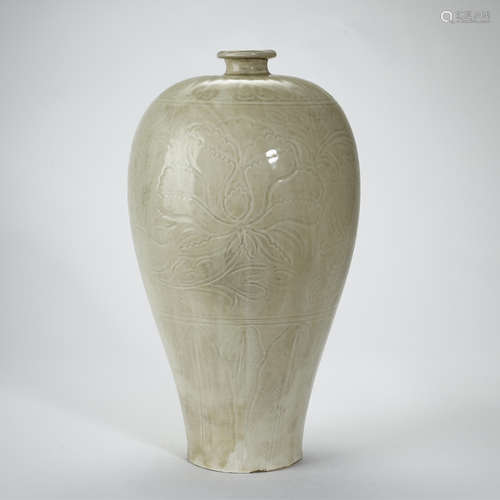 SONG DYNASTY,DING-TYPE CARVED VASE,MEIPING