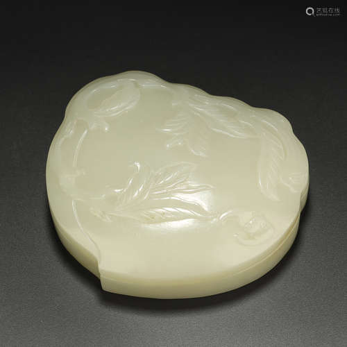 A FINE HETIAN JADE PEACH BOX,QING DYNASTY