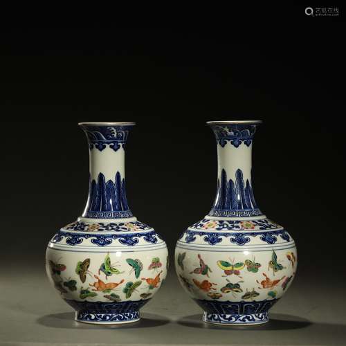 A PAIR OF FAMILLE-ROSE VASES,QING DYNASTY