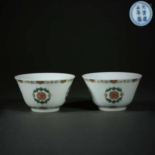A PAIR OF CHINESE FAMILLE ROSE CUPS, QING DYNASTY