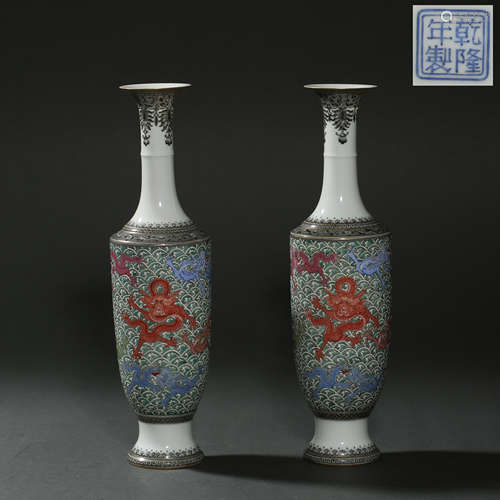 A PAIR OF CHINESE DRAGON VASE, QIANLONG PERIOD, QING DYNASTY