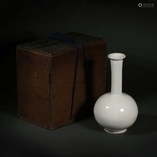 XING WARE WHITE PORCELAIN FLASK, TANG DYNASTY, CHINA