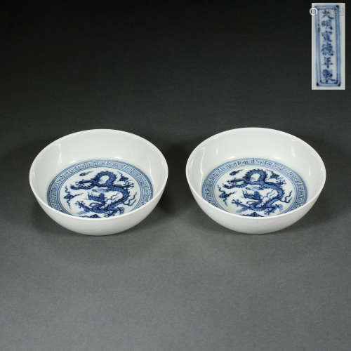 A PAIR OF CHINESE MING DYNASTY DRAGON PLATES