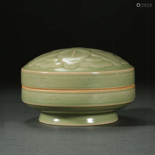 YAOZHOU WARE HIGH FOOT POWDER COMPACT WITH BLUE GLAZE AND FL...