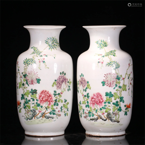A PAIR OF CHINESE FAMILLE ROSE PORCELAIN FLOWERS