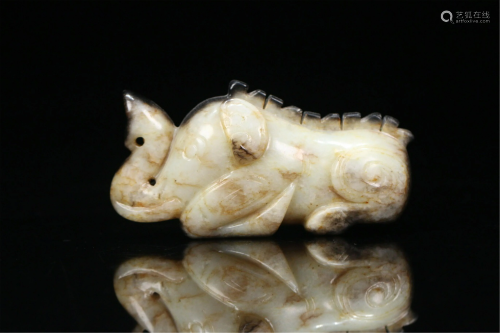 A CHINESE JADE AUSPICIOUS BEAST CARVED ITEM