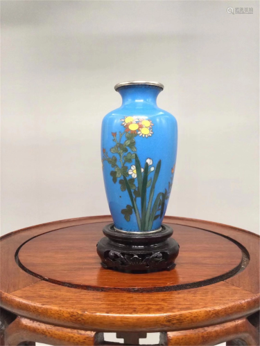 A CHINESE BLUE GROUND FLOWERS PATTERN VASE