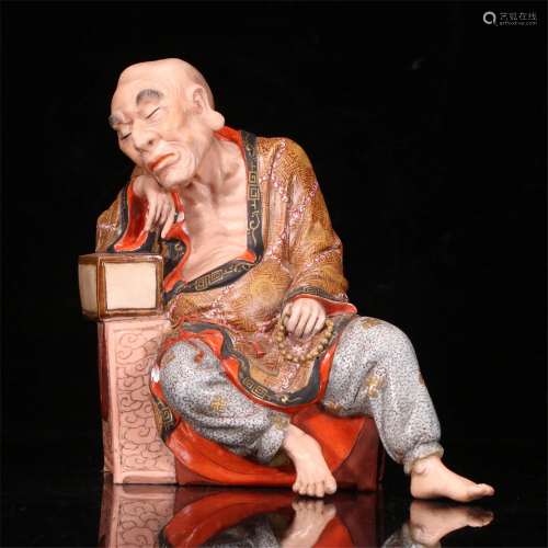 A CHINESE FAMILLE ROSE PORCELAIN FIGURE STATUE
