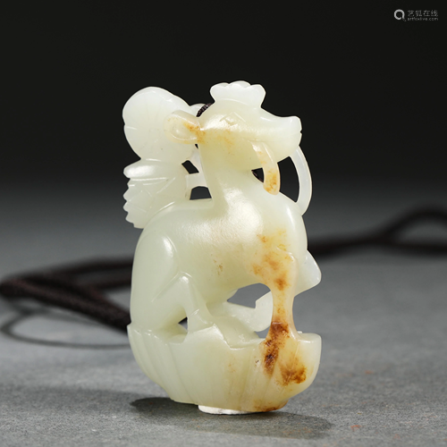 A CHINESE JADE FOO-DOG HANGED PENDANT