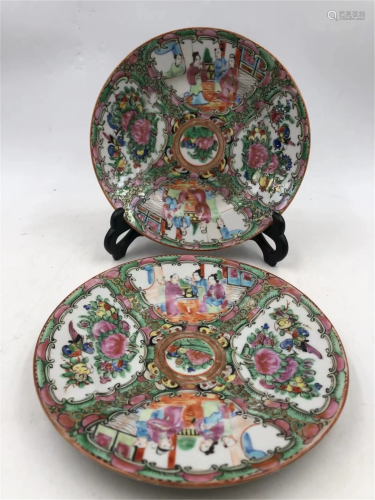 A PAIR OF CHINESE FAMILLE ROSE PORCELAIN ROUND DISHES