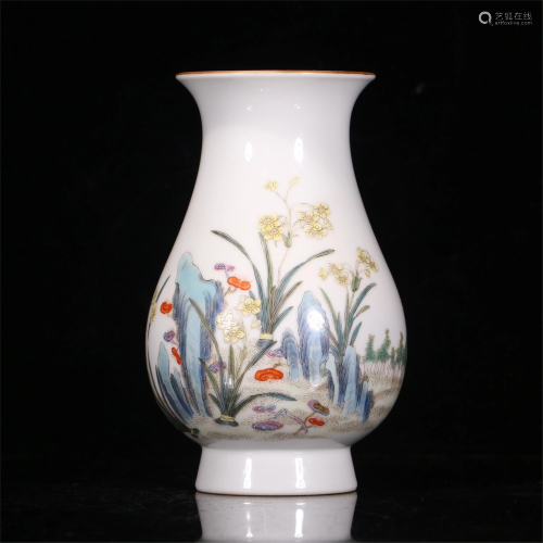 A CHINESE GUAN-STYLE GLAZED FAMILLE ROSE PORCELAIN