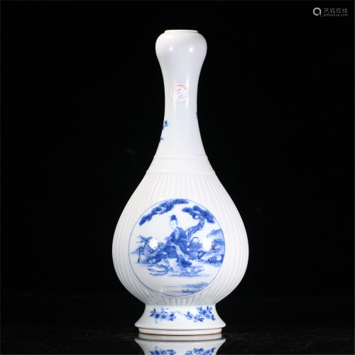 A CHINESE BLUE AND WHITE PORCELAIN VASE