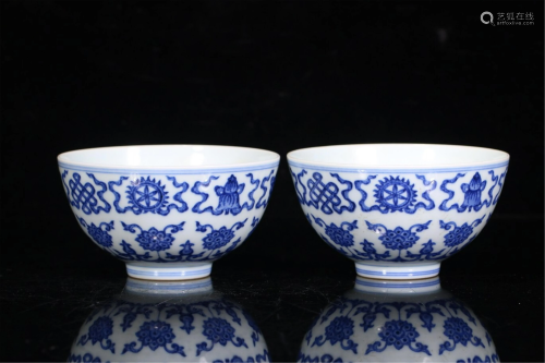 A PAIR OF CHINESE GUAN-STYLE BLUE AND WHITE PORCELAIN