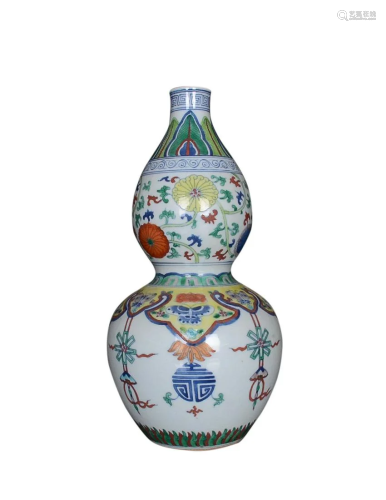 DOUCAI 'BUTTERFLY AND FLOWER' DOUBLE-GOURD VASE
