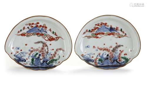 TWO JAPANESE IMARI PORCELAIN DISHES, EARLY 18TH CENTURY