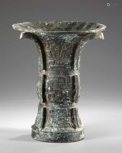 A CHINESE ARCHAIC BRONZE RITUAL WINE VESSEL, ZUN, ZHOU STYLE