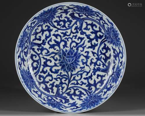 A LARGE CHINESE BLUE AND WHITE 'LOTUS' DISH, KANGXI MARK,19T...