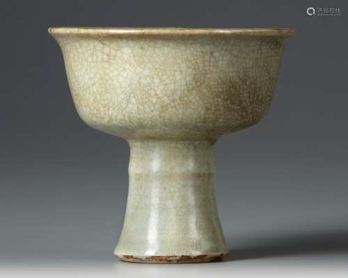 A CHINESE GU-TYPE CRACKLE GLAZED STEMCUP, QING DYNASTY (1644...