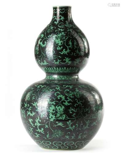 A CHINESE GREEN AN BLACK DOUBLE GOURD VASE, QING DYNASTY (16...