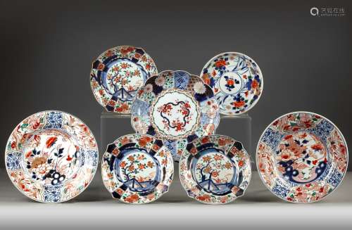 A GROUP OF SEVEN JAPANESE IMARI PLATES, 17TH CENTURY