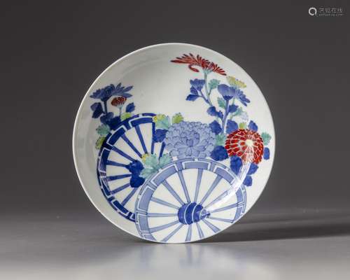 A JAPANESE PORCELAIN ENAMELLED DISH, 19TH CENTURY