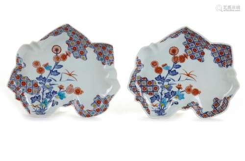 A PAIR OF JAPANESE DISHES IN DE SHAPE OF MAPLE LEAF, CA 1800
